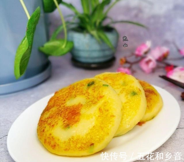 土豆|农村土豆大丰收，做一款口味独特的土豆饼，软糯拉丝，真香！
