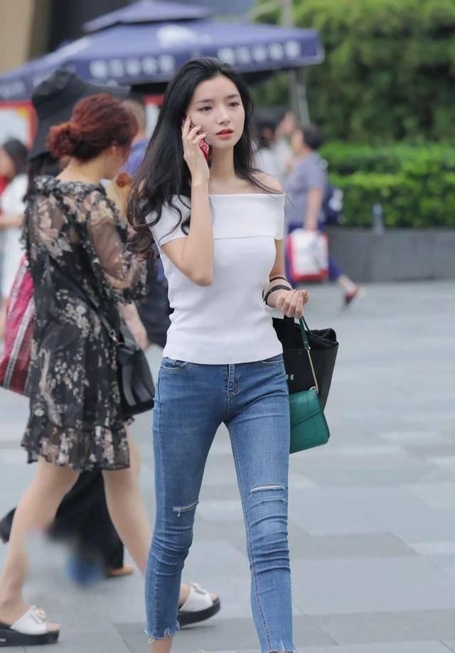 一字肩 紧身牛仔裤搭配一字肩,完美展示效果就看她了