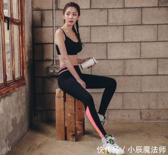 小姐姐爱穿紧身打底裤,展露傲人曲线身姿,增添个性时尚感