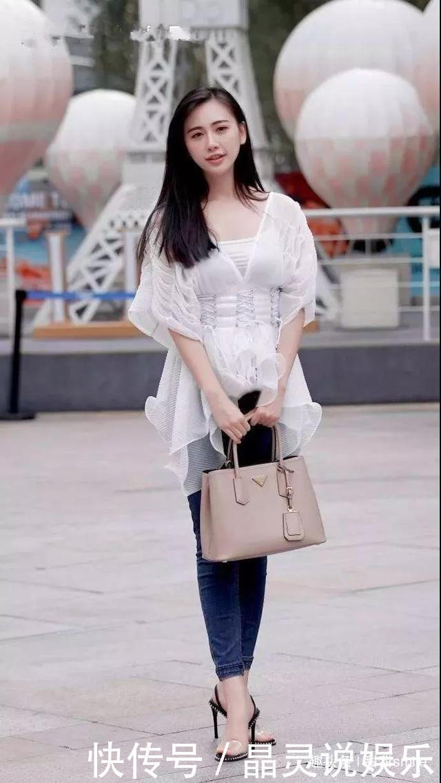 美女一字肩连衣裙搭配一双墨绿色的高跟鞋，很有复古的韵味