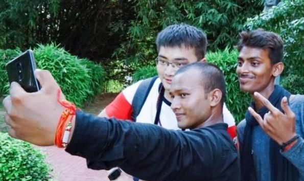 中国人疑惑为什么印度人总喜欢和中国游客拍照导游说出了答案