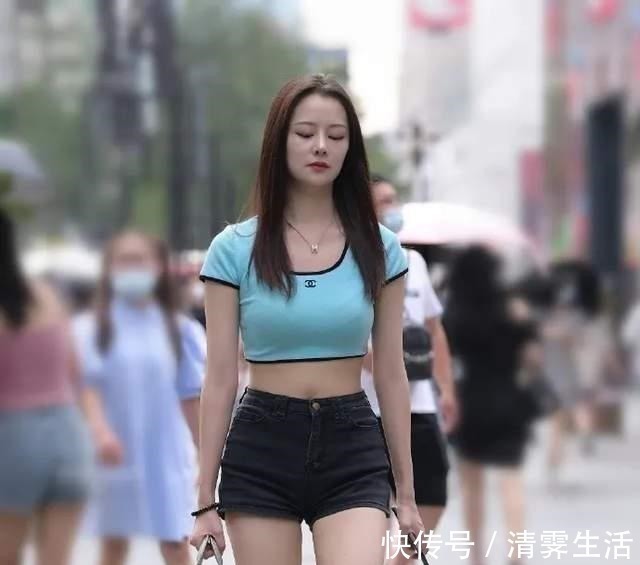 短袖T恤 青色短款短袖T恤,搭配黑色同款牛仔裤,穿出休闲时尚的美感