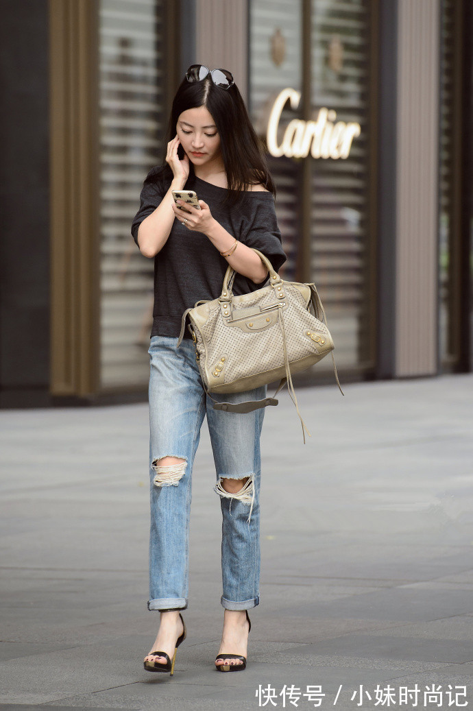 街拍|成都街拍,印花连衣裙搭配一字高跟鞋,时髦与魅力并存