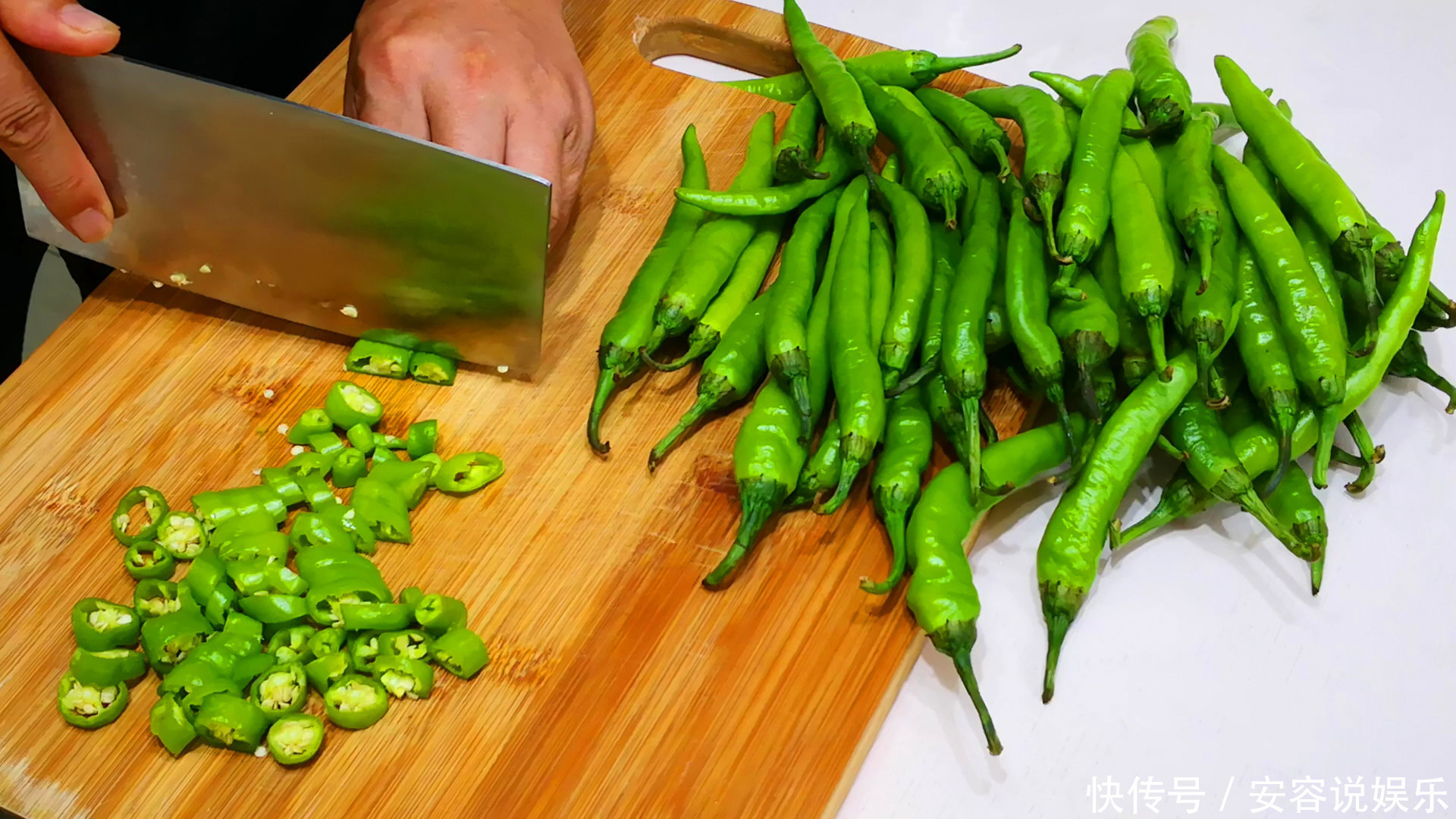 腌辣椒别只会加盐了，教你秘制腌法，我家隔三差五做，比吃肉还香