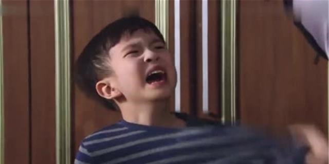 犊子|“喝你一口可乐怎么了?”奶奶护犊子,小哥机智应对,路人:活该