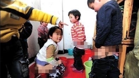 脱下|3岁女儿幼儿园回家后，总紧握裤子说不能尿尿，脱下裤子宝妈气哭
