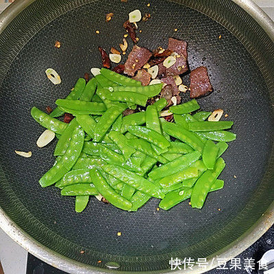 腊肉|大厨教你这么做荷兰豆炒腊肉，营养又好吃