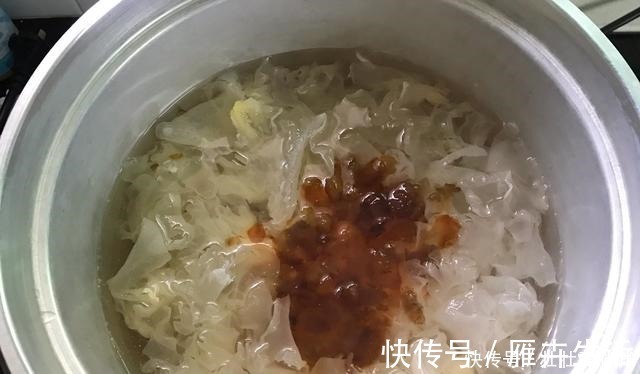 桃胶|夏天，女人要多喝这甜羹，三种食材一起炖，营养滋润，面膜都省了！