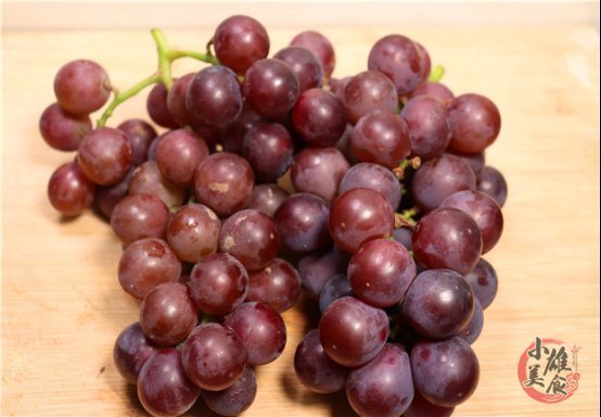 洗葡萄只用盐和淀粉,等于吃农药,教你1个技巧,虫卵农药全跑光