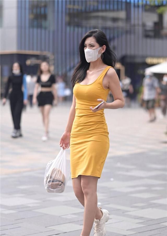 简约 紧身连衣短裙，色彩和款式不同，搭配平底鞋和高跟鞋都可以