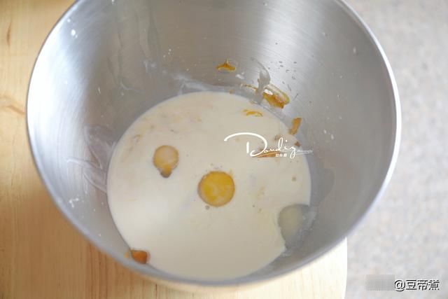 明天的早餐准备好了，用半个老南瓜搭配面粉做成了吐司，味道真好