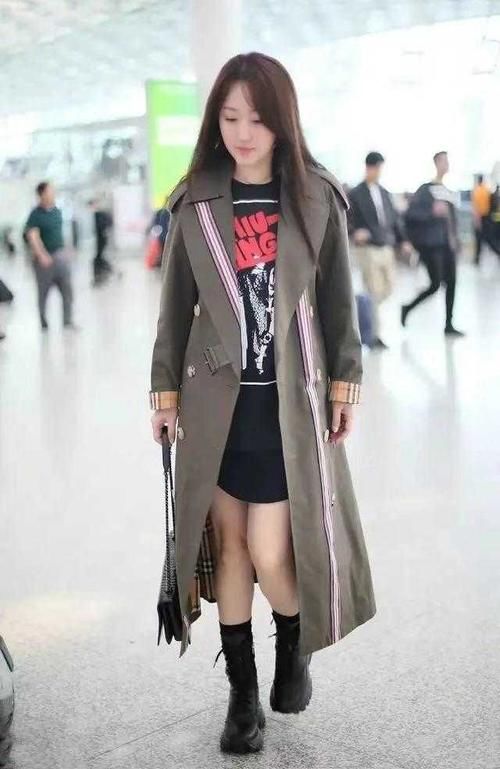 冻龄女神 小姐姐不愧是冻龄女神，身穿风衣搭配内搭卫衣，减龄时髦