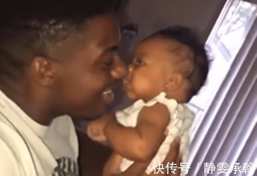 抓狂|亲爸为逗娃,抱着娃不停摇晃,接下来宝宝的一个举动令爸爸抓狂了