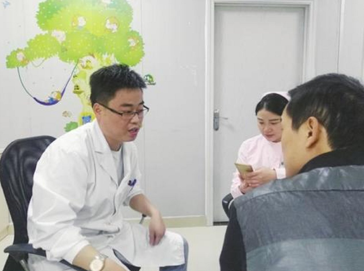 自作自受|孩子高烧医院排队400号,医生只顾打私人电话,网友:自作自受