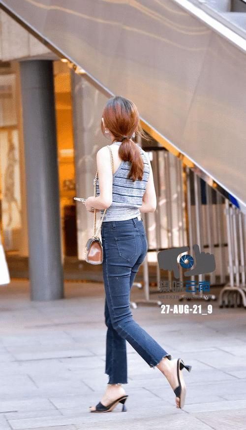气质|街拍：牛仔裤时髦又修身显气质，风韵十足的小姐姐，性感迷人！