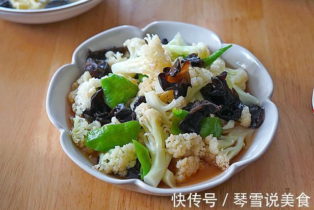 晒苏北一家四口的午餐,4菜1汤全家吃到撑,网友看了却说太抠门!