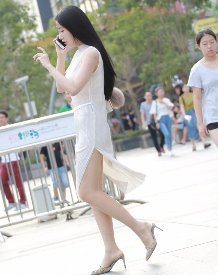 我们不一样|时尚街拍专属于成熟美女的美，优雅中透露着水蜜桃般的味道