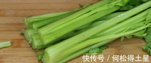 自从学会芹菜这样做，老婆三天两头点名要吃，太下饭了，超简单！