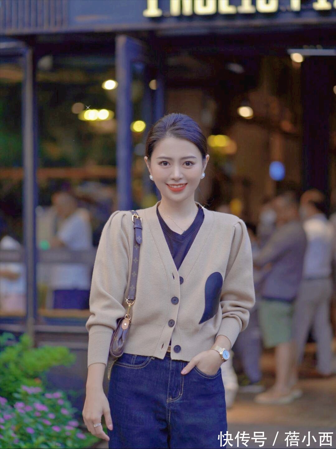 开衫|奔三奔四的女人会穿“毛衣”更时尚,搭配思路总结好了,值得借鉴