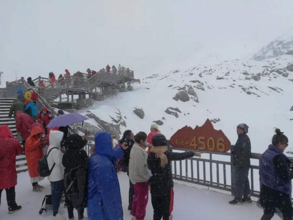 玉龙雪山|应景！今天的玉龙雪山白雪纷飞