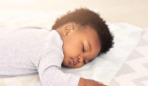 妈妈|年轻妈妈当着儿子面换衣服毫不避讳,总觉得孩子小,儿子的举动让她慌了