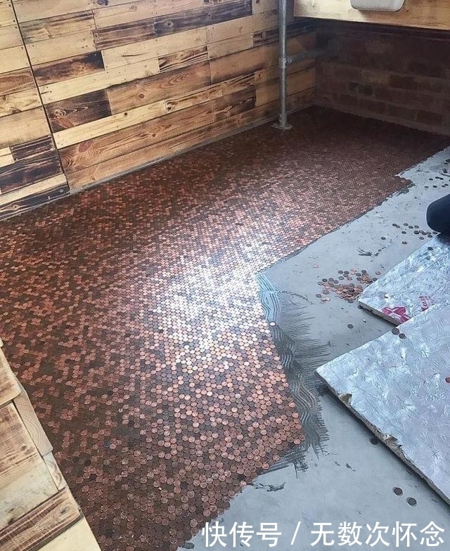 男子用硬币打造地板,独特创意吸引客人纷至踏来