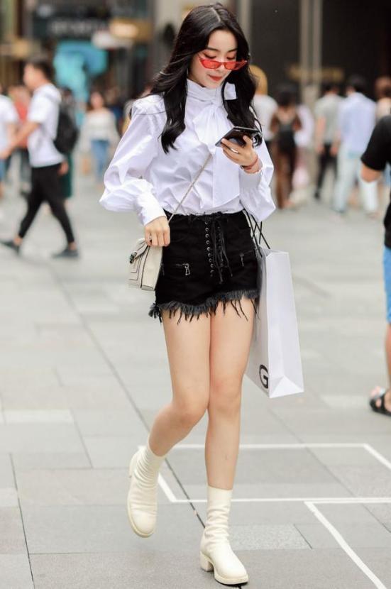 街拍:国色天香的美女,连衣裙外搭白色外套,女神气质尽显