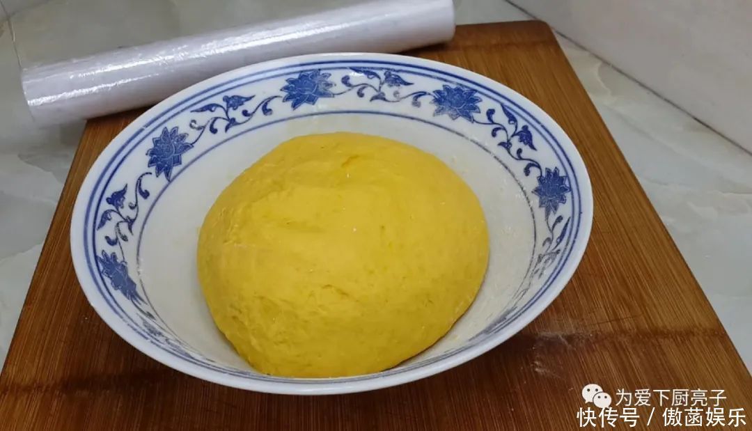 以后南瓜面粉就这么做,加3个鸡蛋,不蒸馒不烙饼,上桌就被抢光