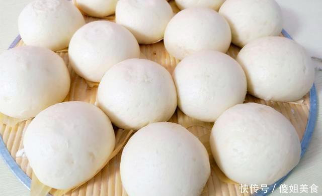 发面万万别只用酵母粉,多加这2样,馒头暄软劲道,比蛋糕还好吃