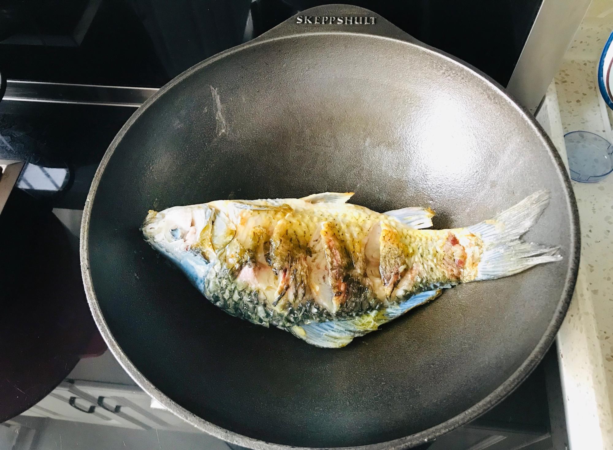 在家做鲤鱼豆腐汤，关键就是这1步，做对了汤浓奶白，肉质鲜美