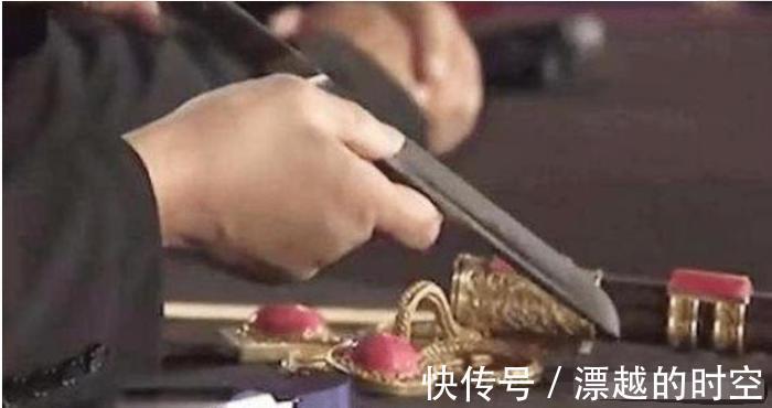 节目组|少女偷拿母亲“切肉刀”鉴宝,鉴定后专家手抖,少女腿都软了