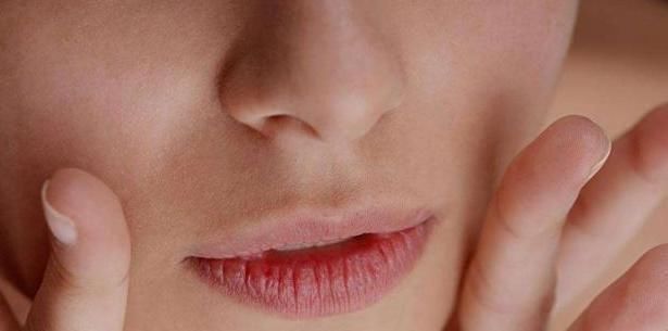 皮脂腺|下巴处的白色“小疙瘩”,到底是什么呢?也许是此在“捣鬼”!