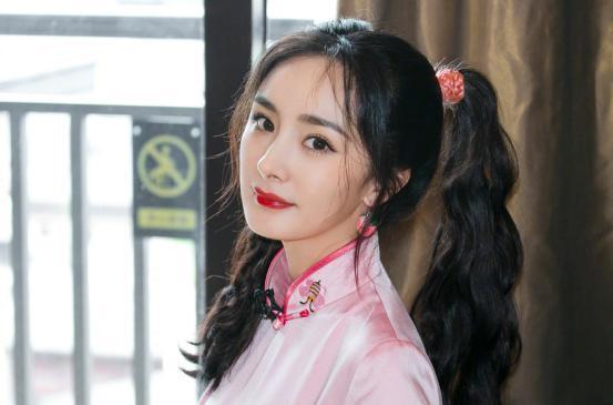 杨幂的梨型身材女人堆里少有,尤其是侧身的时候,真显“有”