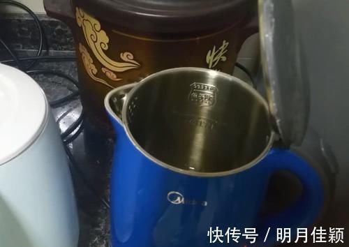 回家|赶紧在水壶里撒一勺盐,没想到作用这么大,看完回家试一试