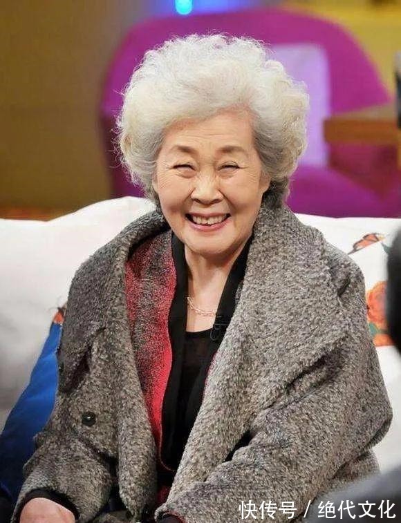 老年人&84岁女歌唱家住进养老院,说不想给儿女添麻烦,网友却议论纷纷