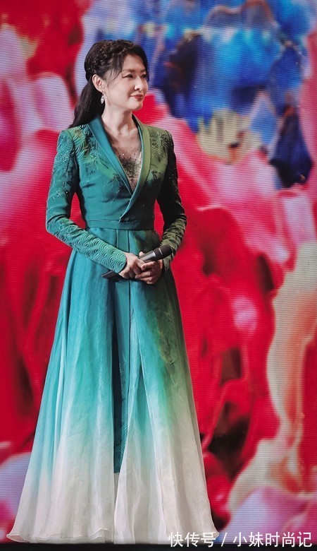 西服套装|周涛才是真女神!53岁穿青色渐变礼裙气质倾城,冠绝一众女星