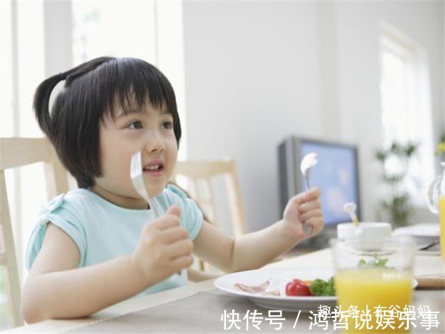 布妞|娃多大可以吃“大人饭菜”?儿科医生:宝宝照着喂养,更健康