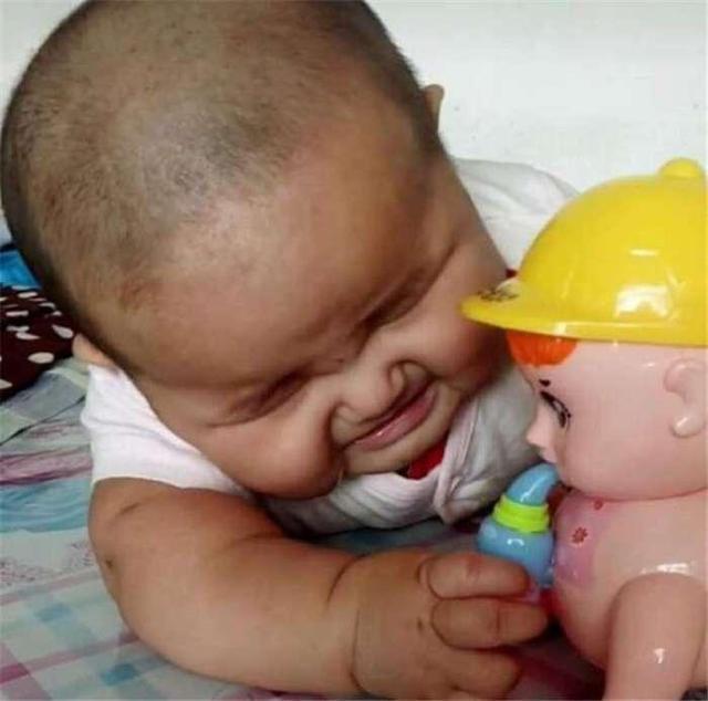 爸爸买了个玩具,儿子每次玩不到2分钟就哭,妈妈细看后笑了