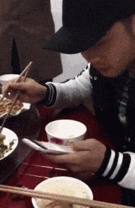 |搞笑GIF:当空姐也不容易啊,下班后没想到是这样子呢