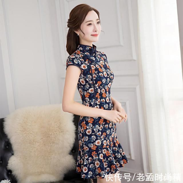 旗袍一如既往的海派剪裁，坠性好，每个女子都会深爱说的款式