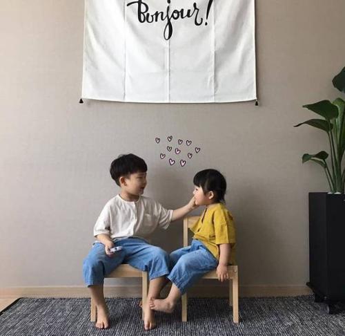 父母|兄妹年纪相差18岁,哥哥带女友回家,妹妹的举动萌化全家人