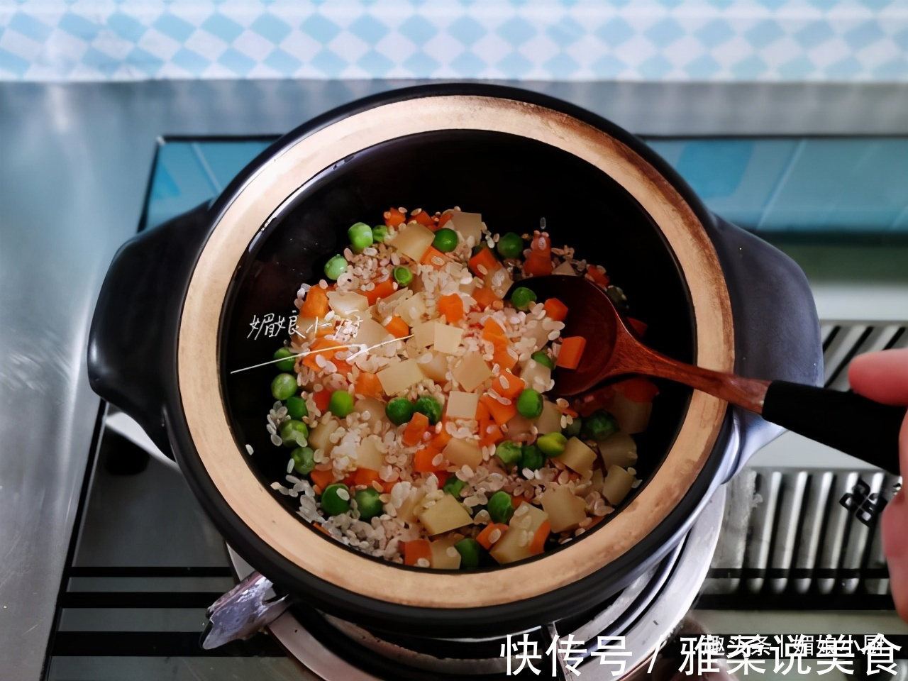 50岁阿姨的一人晚餐，简单一碗饭色香味营养俱全，网友说真会做