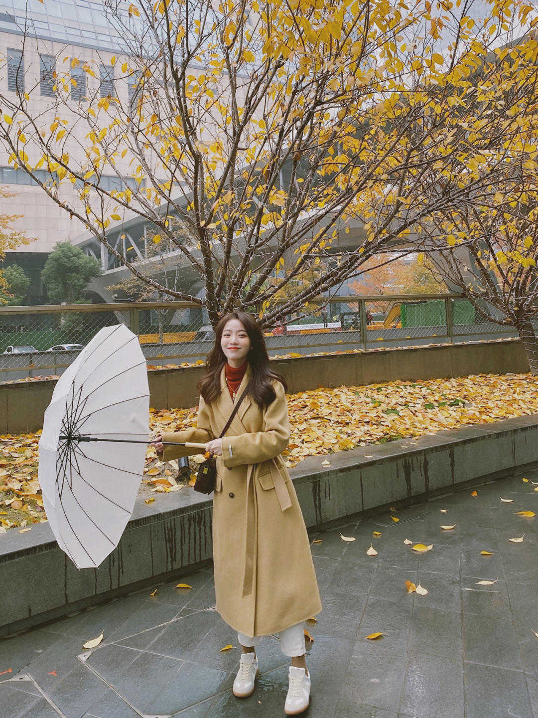 大地色 轻巧好看又高级,白裤子也是秋天的美,简直太高级了,出乎意料的美