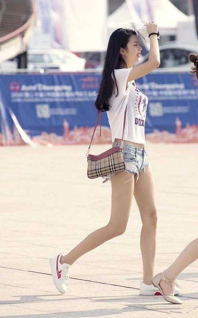 街拍:小姐姐穿衣搭配非常的新颖,非常的靓丽,非常的有个性