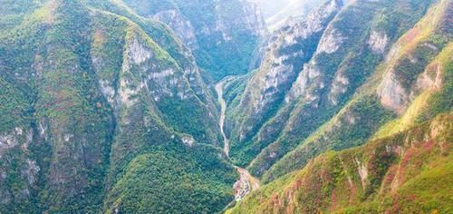 这里是我国著名的火山口旅游区，被誉为中国的日内瓦，风景美如画