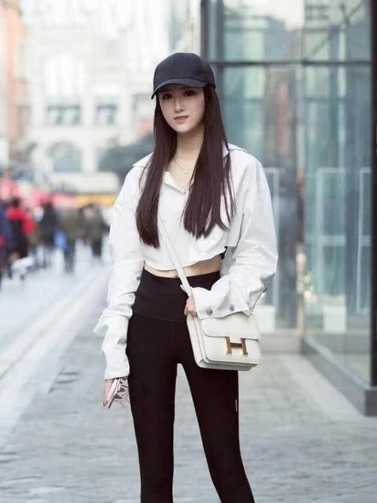 身姿|气质大方的长发美女,休闲衫搭配黑色瑜伽裤,帅气挺拔显身姿