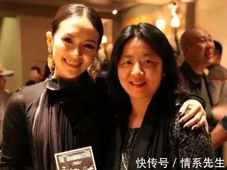 张艺谋!女书法家许静,张艺谋御用书法家,多次写电影名,她书法有多好?