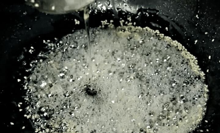 冬天，圣女果别再直接吃了，裹上一层糖液，又酸又甜又脆，特解馋