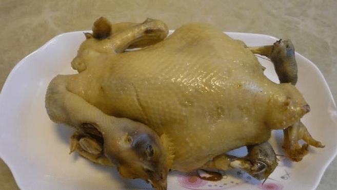 怎么做正宗白切鸡只会水煮就错了,大厨这么做,鸡肉皮脆肉滑