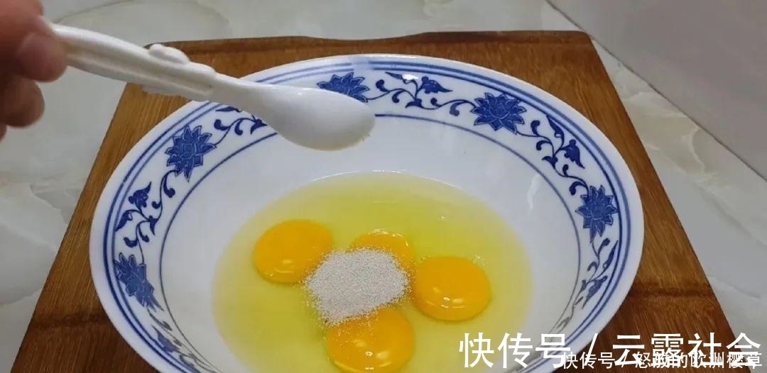 面包这样做才好吃，加4个鸡蛋，比蛋糕简单好吃，没烤箱也能成功